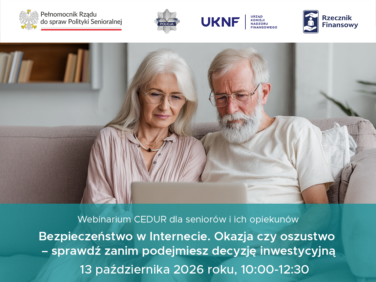Grafika promująca bezpłatne webinarium dla senior&oacute;w i&nbsp;ich opiekun&oacute;w. U g&oacute;ry znajdują się logotypy: Pełnomocnika Rządu do spraw Polityki Senioralnej, Policji, UKNF i&nbsp;Rzecznika Finansowego. W centralnej części widoczna jest starsza kobieta i&nbsp;starszy mężczyzna siedzący na&nbsp;kanapie i&nbsp;patrzący na&nbsp;ekran laptopa. Na dole, na&nbsp;turkusowym tle, umieszczono tekst: &bdquo;Webinarium CEDUR dla senior&oacute;w i&nbsp;ich opiekun&oacute;w. Bezpieczeństwo w&nbsp;Internecie. Okazja czy&nbsp;oszustwo &ndash; sprawdź zanim podejmiesz decyzję inwestycyjną. 13 października 2026 roku, 10:00&ndash;12:30&rdquo;.
