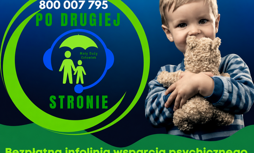 Grafika w kolorach granatowym i zielonym. Po lewej stronie, w zielonym okręgu, znajduje się logo infolinii: postać dorosłego i dziecka trzymających się za ręce pod zielonym parasolem, otoczonych niebieskimi słuchawkami. Obok logo widnieje napis „Mały Duży Człowiek”. Nad logo umieszczono numer telefonu 800 007 795 i napis „Po drugiej”, a pod logo napis „stronie”. Po prawej stronie zdjęcie małego chłopca w bluzie w niebieskie paski, który mocno przytula pluszowego misia. Na dole, na zielonym tle, napis: „Bezpłatna infolinia wsparcia psychicznego dla dzieci, młodzieży i dorosłych wychowanków pieczy zastępczej”.