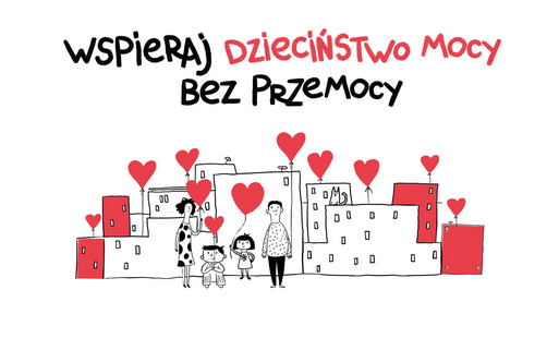 Kwadratowa grafika na białym tle, w kolorach czerwonym i czarnym. W lewym górnym rogu czerwone logo kampanii z napisem „Dzieciństwo bez przemocy”, w prawym górnym rogu adres strony: dziecinstwobezprzemocy.pl. Na środku odręczne hasło: „Wspieraj dzieciństwo mocy bez przemocy”. Słowa „dzieciństwo mocy” są wyróżnione na czerwono. Pod hasłem rysunek w stylu szkicu: osiedle białych i czerwonych bloków, a przed nimi kobieta w sukience w grochy, chłopiec, dziewczynka i mężczyzna. Mama i dziewczynka trzymają czerwone baloniki w kształcie serc, a nad dachami unosi się wiele takich balonów. W oknie jednego z bloków siedzi kot.  Na dole umieszczono logotypy. Organizator: Fundacja Dajemy Dzieciom Siłę. Współorganizator: Krajowa Koalicja na rzecz Ochrony Dzieci. Partner główny: Rzecznik Praw Dziecka. Partnerzy finansowi: Fundusz Sprawiedliwości, Ministerstwo Sprawiedliwości i Lidl. Pod logotypami informacja o sfinansowaniu ze środków Funduszu Sprawiedliwości oraz o patronatach honorowych Marszałka Sejmu RP, Marszałkini Senatu RP, Ministry Edukacji Narodowej, Ministra Spraw Zagranicznych i Sekretarz Stanu w KPRM.